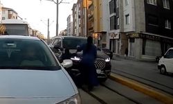 Cip tramvay yolunda az kalsın anneyle çocuğuna çarpıyordu