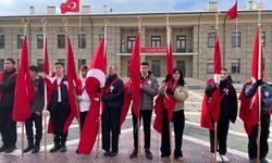 Atatürk Anıtı'na Öğretmenler Günü Çelengi