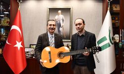 Çocuk Senfoni Orkestrası’na Gitar Bağışı