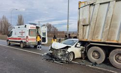 Kamyona arkadan çarpan otomobilin sürücüsü yaralandı