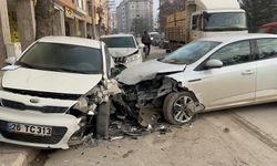 Kontrolden çıkan araç park halindeki 2 otomobile çarptı