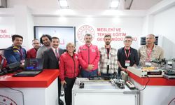 Atatürk Meslek Kahve Yapan Robot İle Bakan Tekin'i Ağırladı