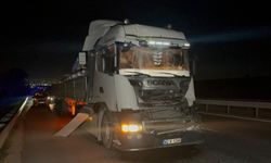 Önündeki tıra çarpan demir yüklü tırın sürücüsü yaralandı