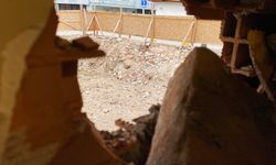 Kepçenin çarptığı iş yerinin duvarı hasar gördü