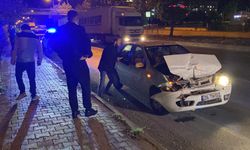 Tıra arkadan çarpan otomobil kullanılmaz hale geldi sürücüsü yaralandı