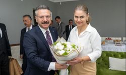 Vali Aksoy engelli birey annesi ve öğretmeni Neşe Uyguner'i ziyaret etti
