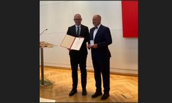 Prof. Dr. Alpay Hekimler'e 'İnsanlığa Hizmet Madalyası'