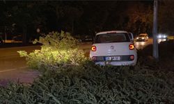 Otomobille refüje dalan sürücü yaralıları bırakıp kaçtı