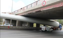 Rüzgar türbini köprüye takıldı