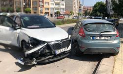 Eskişehir'de 3 araca çarparak durabilen cipin sürücüsü yaralandı