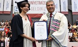 Anadolu Üniversitesi'nde Mezuniyet Coşkusu