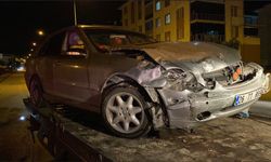 Ara Sokaktan Çıkan Araç Otomobile Çarptı: 4 Yaralı