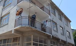Emekli öğretmen balkondan düşerek ağır yaralandı