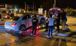 2 otomobil kavşakta çarpıştı