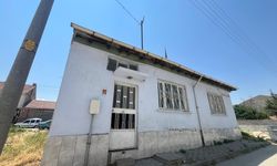 Sahibi vefat eden eve levye ile girip yerleştiler