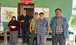 Köylüler yangın için gelen ekiplere yiyecek ve içecek ikram ediyor