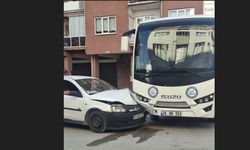 Belediye ve hafif ticari araç çarpıştı