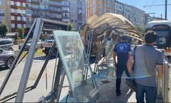 Kepçe kolu tramvay durağına çarptı: 1 yaralı
