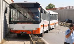 Üniversiteye giden belediye otobüsü bariyerlere çıktı