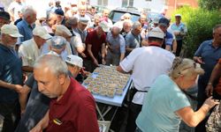 10 yıldır devam eden aşure ikramı bu yıl da sürdü