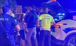 Otomobilin alkollü yolcusu polis ekiplerine zorluk çıkardı