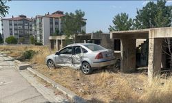 Kazayı inceleyen polisin aracına kontrolden çıkan otomobil çarptı