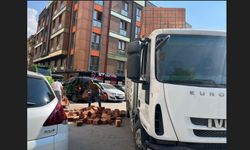 Kamyondan düşen tuğlalar yolu kapattı