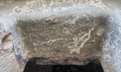 Tarihi bölgenin duvarlarına isim kazınması tepki çekti