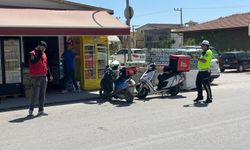 Motosikletli kurye otomobille çarpıştı