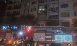 Apartmanda gece çıkan yangın mahalleyi ayağa kaldırdı