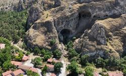 Mağaraları görebilmek için yüzlerce basamak çıkıyorlar