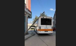 Belediye otobüsü direği devirdi
