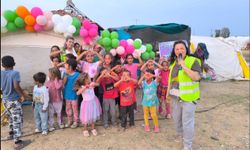 Hayırseverler çadır kentte kalan çocukları sevindirdi