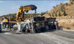 Kontrolden çıkan beton mikseri refüje devrildi: 1 yaralı