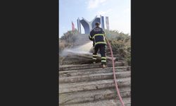 Kayı Anıtı'na çıkan tahta merdivenlerde yangın