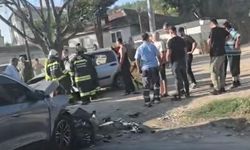 Kazada yaralanan kişi otomobilde sıkıştı
