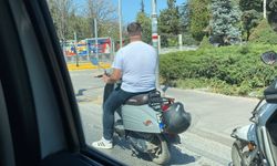 Kafasına takmadığı kaskla motosikletin plakasını kapattı