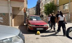 Kaldırıma park eden sürücüye apartman yöneticisinden notlu uyarı
