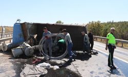 Otomobilin çarptığı trafo yüklü kamyon devrildi: 2 yaralı