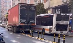 Bozulan otobüs yolu kapadı kamyon dubaları çiğneyerek yoluna devam etti