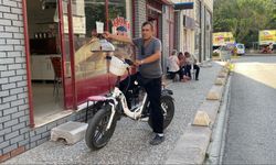 Elektrikli bisiklet ile servis yapan çaycı