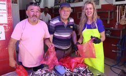 Kandilde 1 ton hamsi ücretsiz dağıtıldı