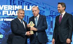 Rektör Adıgüzel “En Verimli Üniversite Binası” ödülünü Cumhurbaşkanı Erdoğan’dan aldı