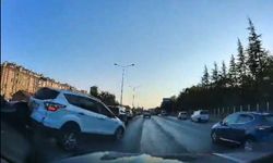 Kazadan dolayı yavaşlayan araca otomobilin arkadan çarpma anı kamerada