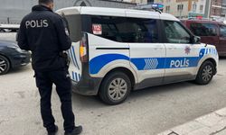 Polis aracına çarpıp kaçtı