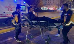 Kafede bacağından bıçaklandı