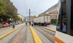 Kontrolden çıkan tır tramvay yoluna girdi