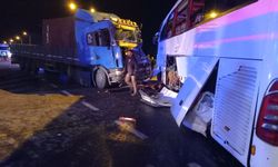 Bozüyük'te yolcu otobüsü ile tır çarpıştı: 20 yaralı
