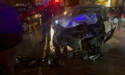 Karşı şeritte otomobille kafa kafaya çarpıştı