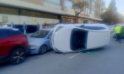 Park halindeki araçlara çarpan otomobil yan yattı: 1 yaralı